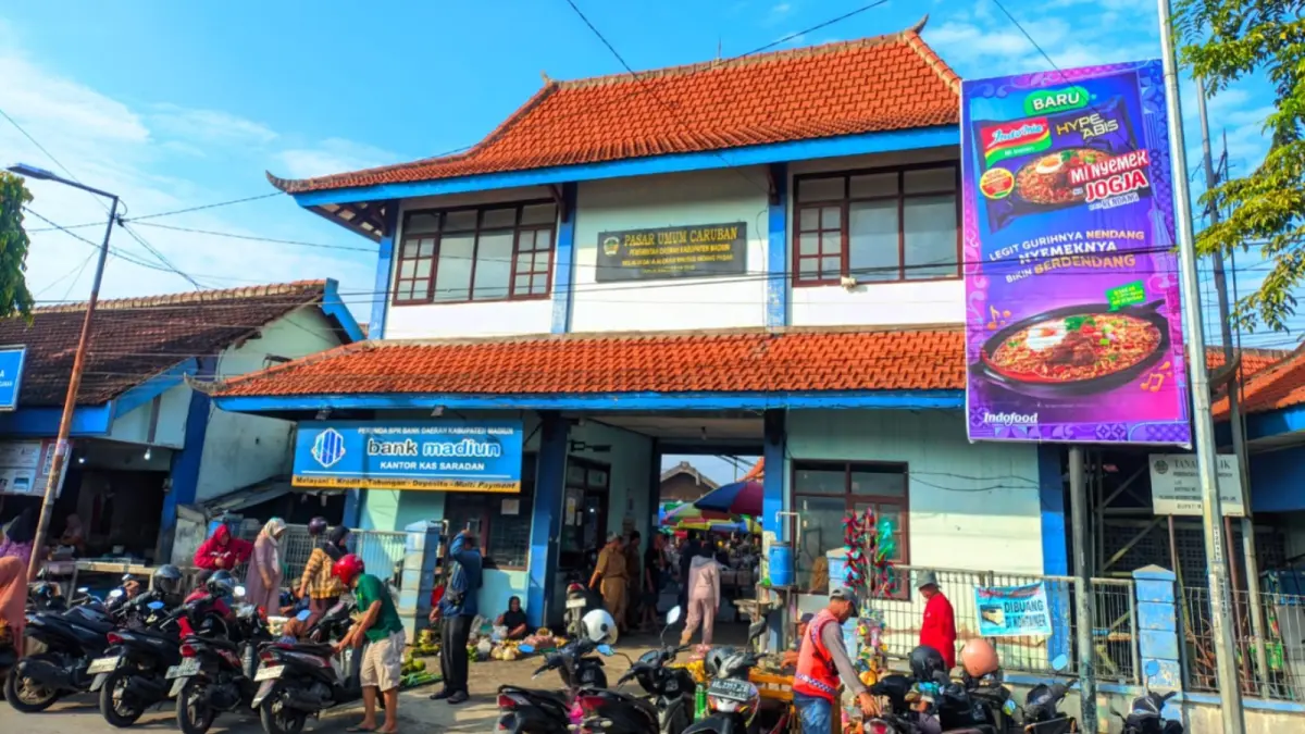 Kondisi Pasar Sayur Caruban yang dikeluhkan pedagang akibat talang bocor dan drainase tersumbat saat hujan turun. DOK JAWA POS RADAR MADIUN