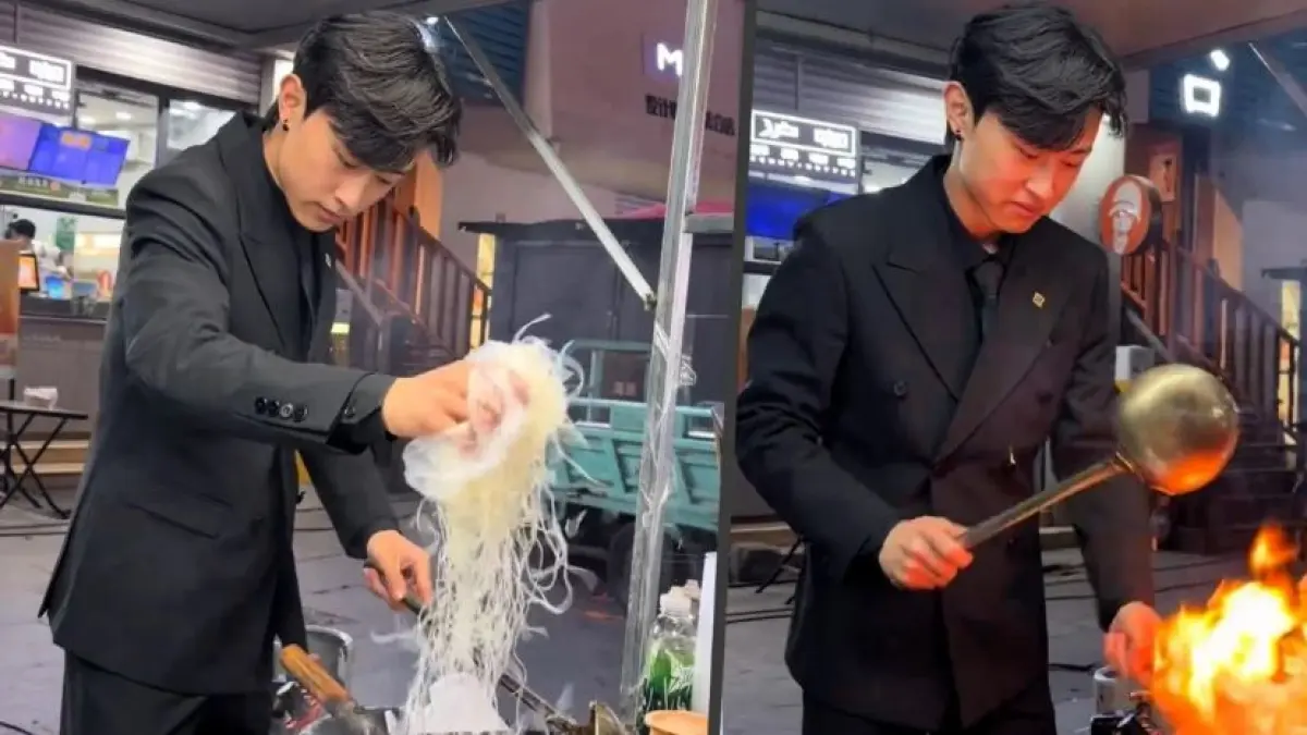 Lu penjual nasi goreng bergaya Sanji One Piece yang viral. (SCMP)
