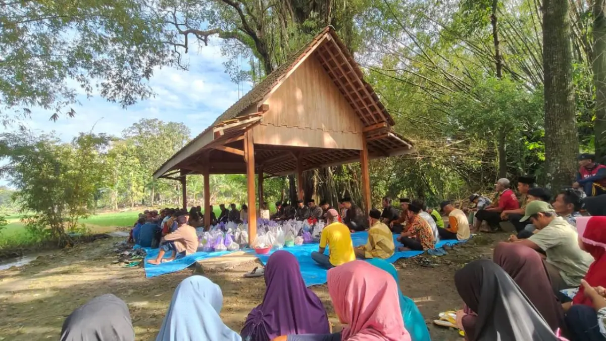NYADRAN: Warga Desa Brangol bersama jajaran pemdes setempat menggelar doa bersama saat peringatan bersih desa pada 13 April (Senin Kliwon) di Punden Brangol.