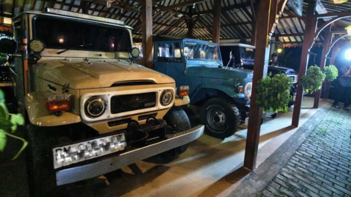 Petugas KPK mengamankan kendaraan pribadi milik Sugiri Sancoko dari rumahnya di Desa Bajang, Kecamatan Balong, Selasa malam (19/5). DOK KPK