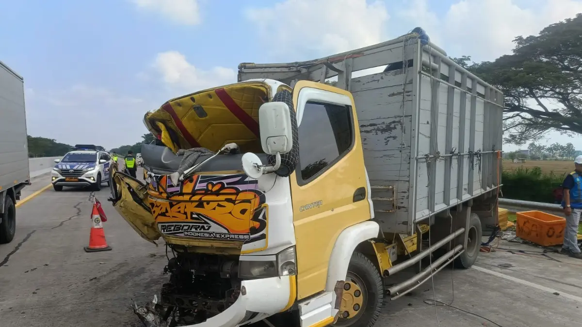 Petugas mengevakuasi kendaraan usai kecelakaan maut antara minibus Hiece dan truk Mitsubishi Canter di Tol Ngawi-Kertosono KM 619 wilayah Saradan. FOTO: ISTIMEWA