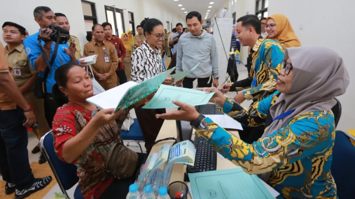 Plt Wali Kota Madiun F Bagus Panuntun meninjau operasional Mal Pelayanan Publik (MPP) di Jalan Trunojoyo yang mulai melayani puluhan jenis perizinan dan administrasi, Selasa (19/5). BAGAS BIMANTARA/JAWA POS RADAR MADIUN