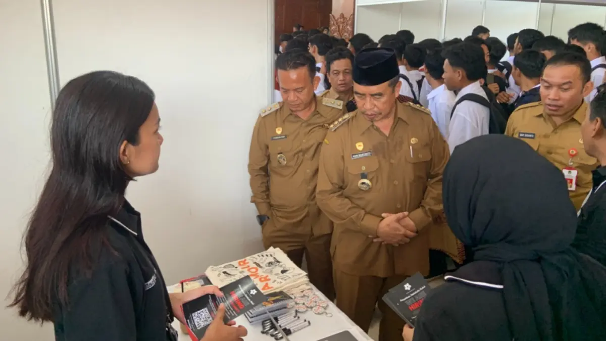 Ribuan pencari kerja memadati Pendopo Ronggo Djoemeno Caruban saat pembukaan Job Fair 2026 Kabupaten Madiun, Selasa (19/5). LODITYA FERNANDES/JAWA POS RADAR MADIUN
