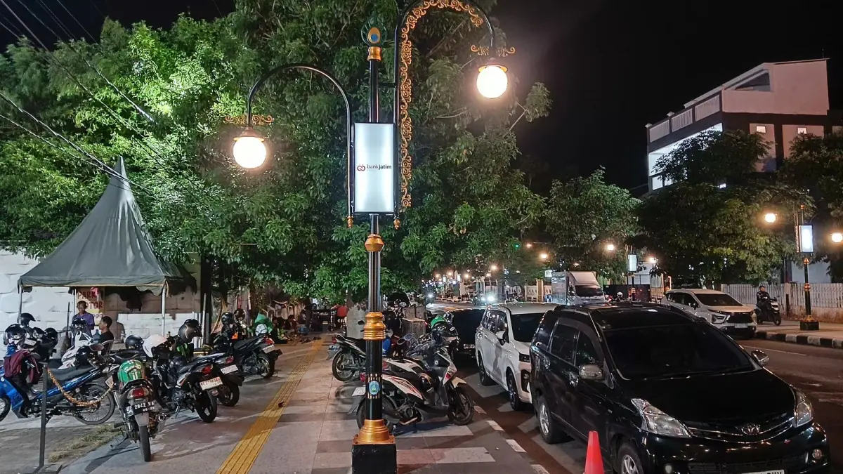 TERANG BENDERANG: Kebermanfaatan PJU bantuan CSR Bank Jatim di Jalan Jenderal Sudirman dan Jalan Urip Sumoharjo dirasakan langsung masyarakat. (TITIS OSI KURNIAWAN/RADAR MADIUN)