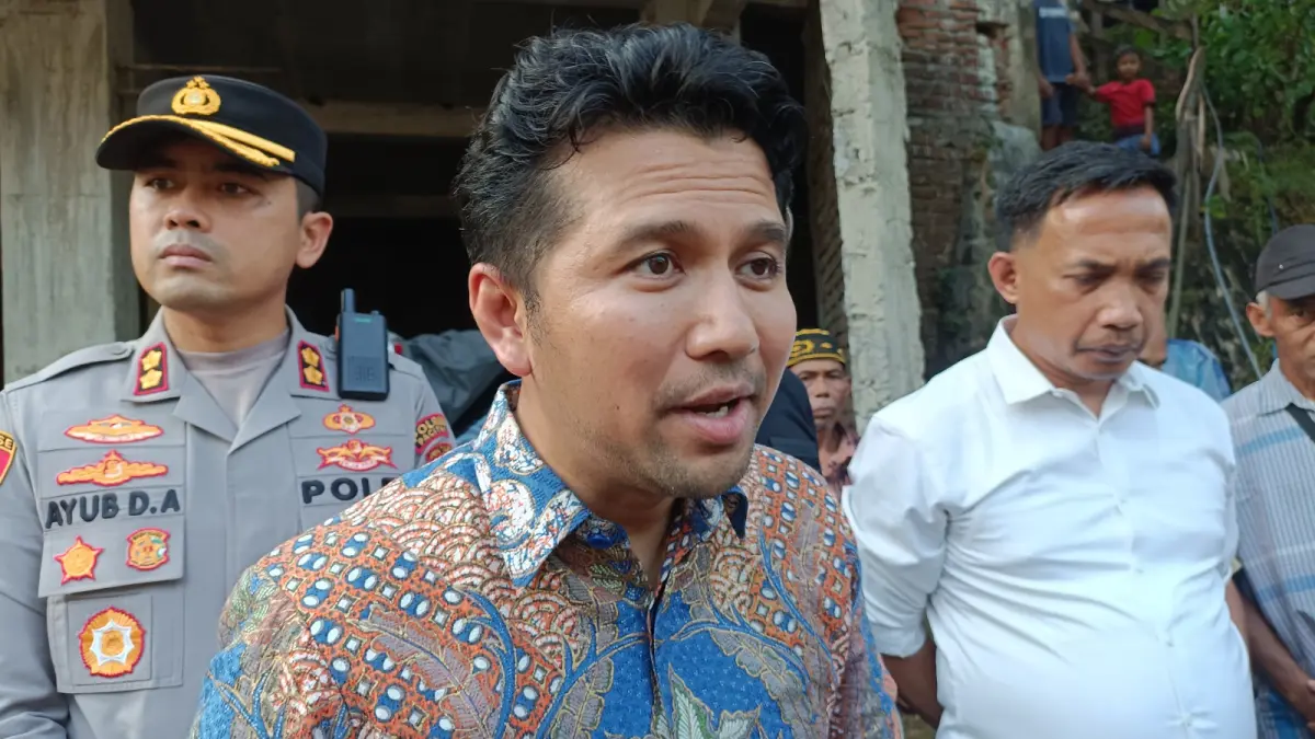 Wagub Jatim Emil Elestianto Dardak berdialog dengan warga terkait blokade jalur provinsi di Kecamatan Tegalombo, Pacitan, Senin (19/5). NUR CAHYONO/JAWA POS RADAR PACITAN