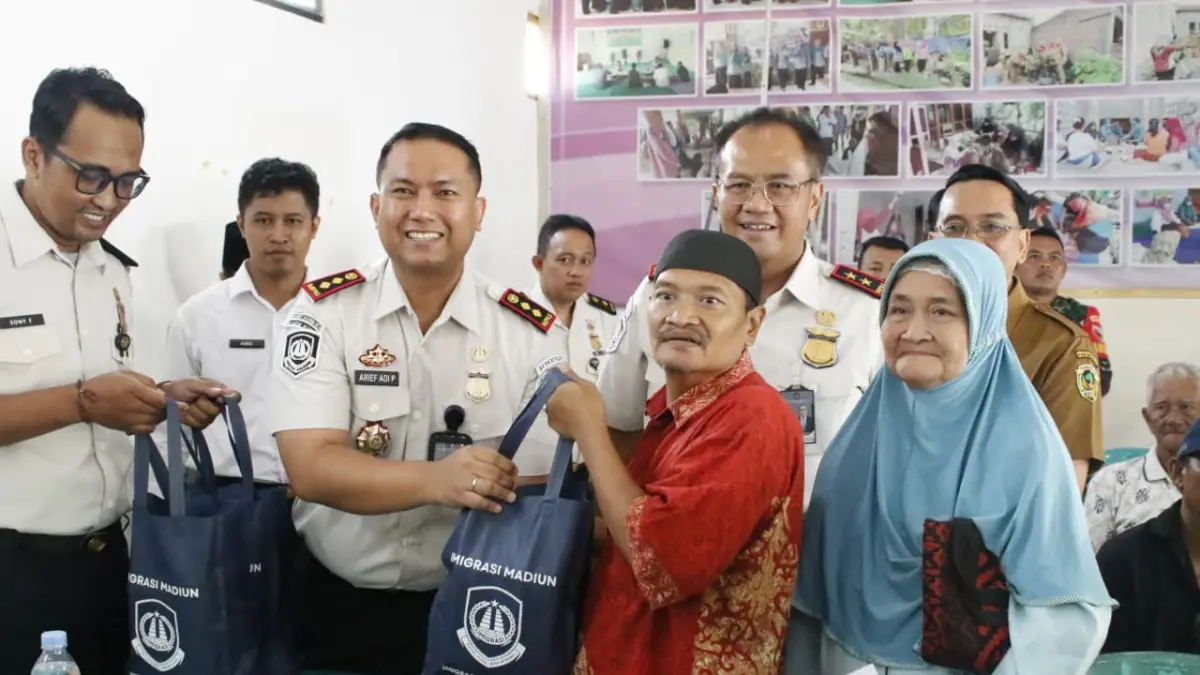 AKSI SOSIAL: Kepala Kantor Imigrasi Madiun Arief Adi Prayogo saat memberikan bantuan paket sembako kepada salah satu warga.