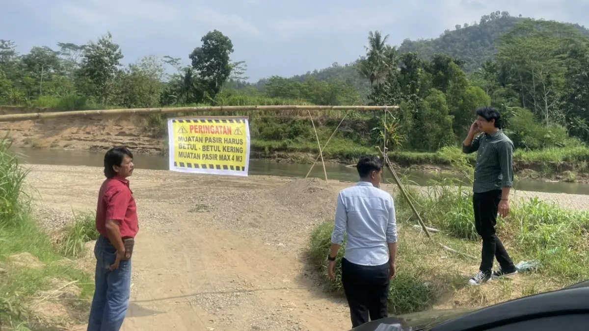 Aktivitas tambang pasir di aliran Sungai Grindulu dihentikan sementara oleh aparat kepolisian menyusul keluhan warga terkait dampak lingkungan. NUR CAHYONO/JAWA POS RADAR PACITAN