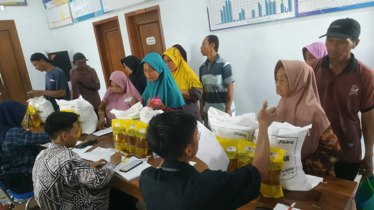 BAGI SEMBAKO: Pemdes Ploso Lor, Kecamatan Karangjati, melaksanakan pembagian bahan kebutuhan pokok kepada masyarakat penerima manfaat. (SATRIO JATI WASKITO/RADAR MADIUN)