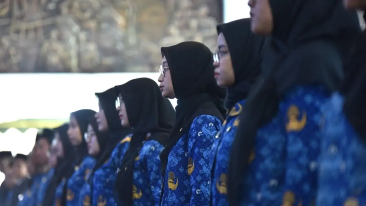 Bupati Pacitan Indrata Nur Bayuaji menyerahkan SK pengangkatan kepada CPNS Pemkab Pacitan di Pendapa Kabupaten, Rabu (20/5). FOTO: PROKOPIM PACITAN
