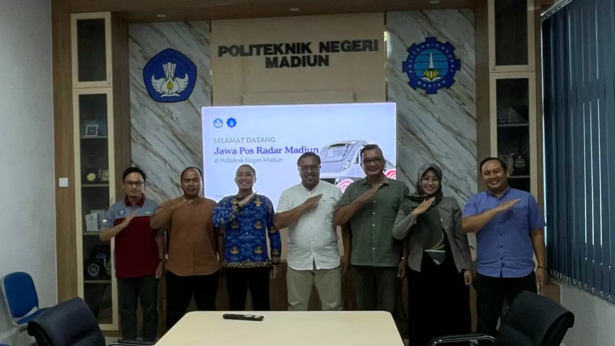 Direktur Jawa Pos Radar Madiun Ockta Prana (empat dari kanan) bersama manajemen menemui Direktur PNM Muhammad Ta’ali (tiga dari kiri) dan jajaran direksi.