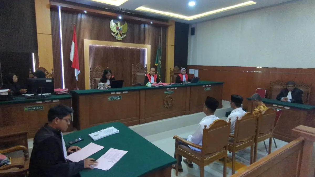Dua terdakwa kasus narkotika yang merupakan oknum anggota polisi menjalani sidang lanjutan di Ruang Cakra PN Kabupaten Madiun, kemarin (20/5). DOK JAWA POS RADAR MADIUN
