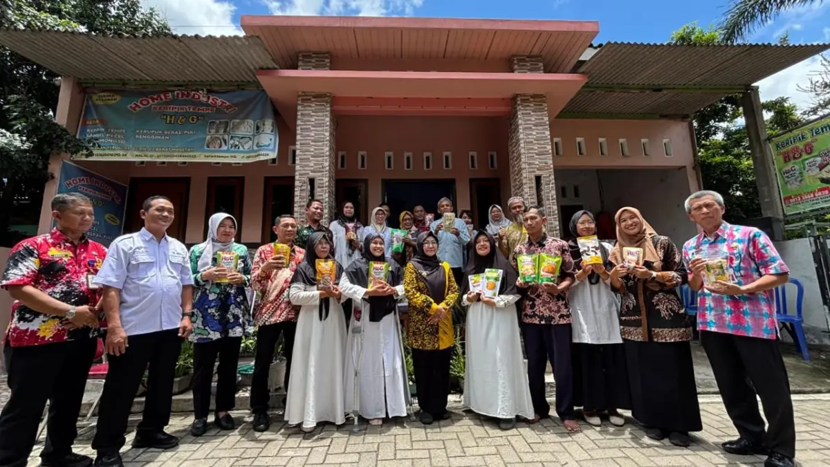 Ita Listiana menunjukkan produk keripik tempe H&G yang kini berhasil menembus pasar internasional. FOTO: ISTIMEWA