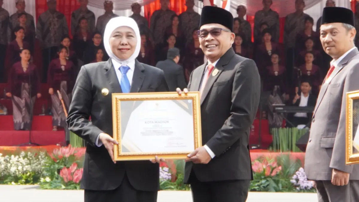 Ketua DPRD Kota Madiun Armaya menerima penghargaan JDIH Award 2026 dari Gubernur Jawa Timur Khofifah Indar Parawansa di Surabaya, Rabu (20/5). FOTO: ISTIMEWA