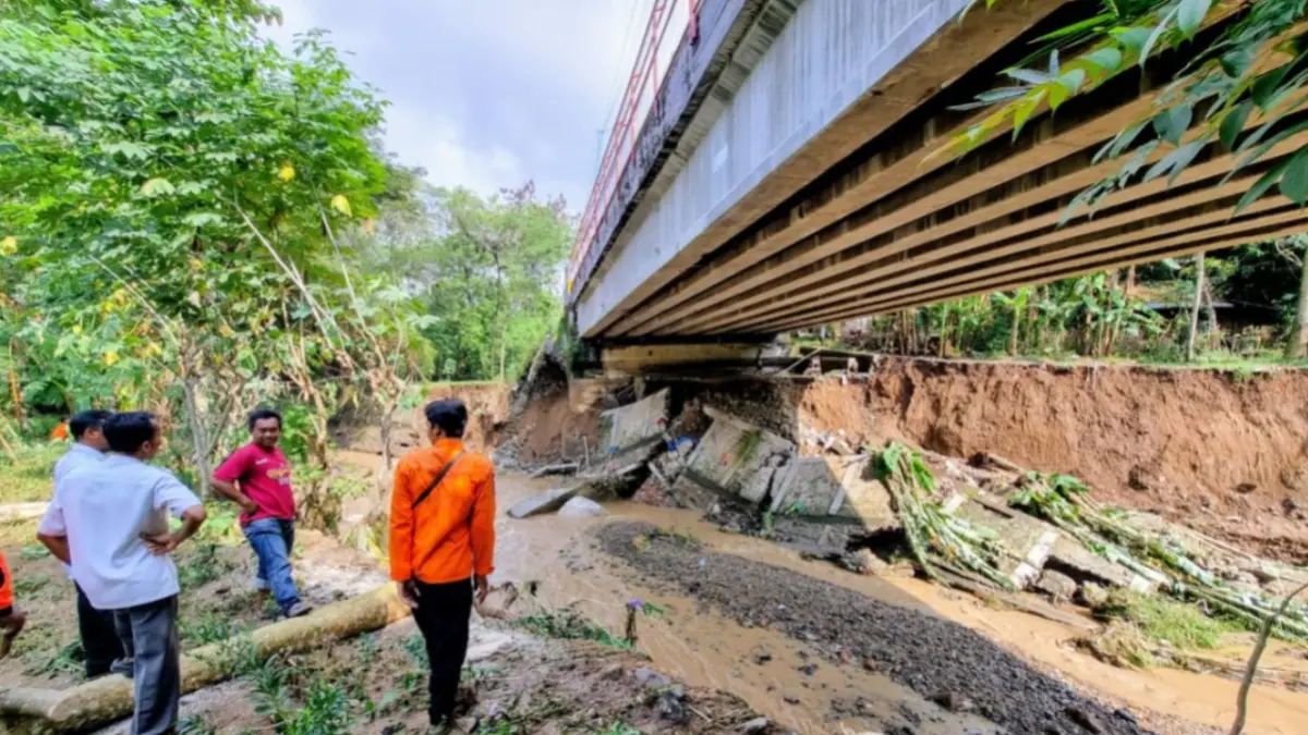 Kondisi Jembatan Plapar di Desa Caluk, Slahung, Ponorogo usai longsor. Kendaraan di atas 10 ton dilarang melintas. FOTO: SUGENG DWI N/JAWA POS RADAR PONOROGO