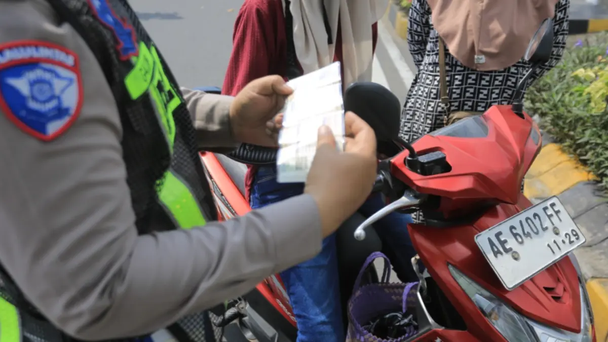 Petugas gabungan Satlantas Polres Madiun Kota memeriksa kendaraan saat razia di Jalan Jawa, Kamis (21/5). BAGAS BIMANTARA/JAWA POS RADAR MADIUN