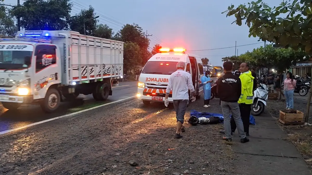 Petugas kepolisian melakukan olah TKP kecelakaan maut yang menewaskan dua pelajar kakak beradik di Jalan Raya Ngawi–Solo, Kecamatan Paron, Rabu (20/5). FOTO: ISTIMEWA
