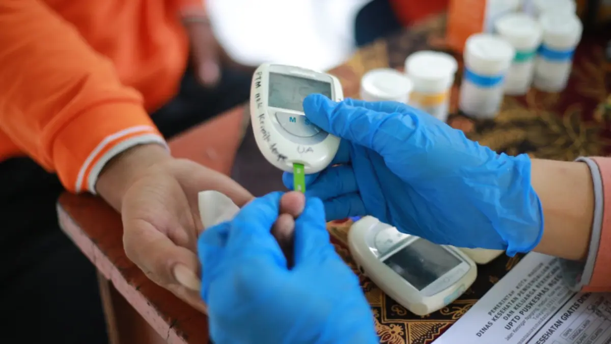 Petugas kesehatan melakukan skrining TBC sebagai upaya deteksi dini dan pencegahan penyebaran tuberkulosis di Kota Madiun. DOK JAWA POS RADAR MADIUN