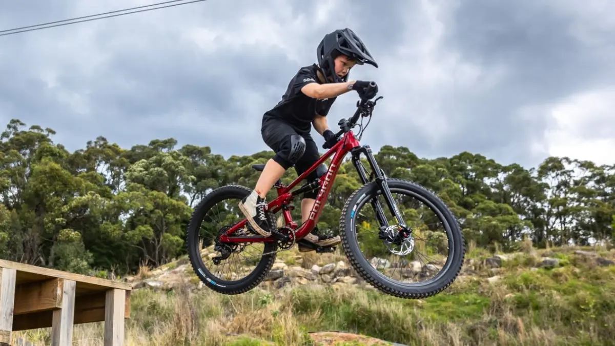 Polygon Siskiu D24, sepeda MTB fullsus untuk anak. (BIKES ONLINE USA)