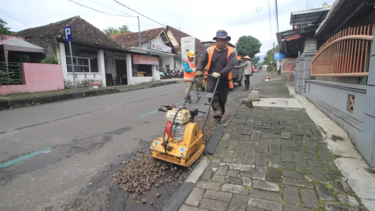Proses pekerjaan infrastruktur jalan di Magetan. Sejumlah paket pengaspalan masih dalam tahapan tender melalui sistem e-purchasing. AJI PUTRA/JAWA POS RADAR MAEGTAN
