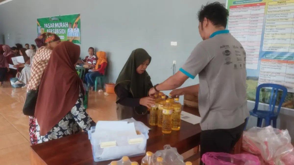 Warga Desa Cermo mengantre membeli sembako murah saat operasi pasar yang digelar Pemkab Madiun, Kamis. DIAN RAHAYU/JAWA POS RADAR MADIUN