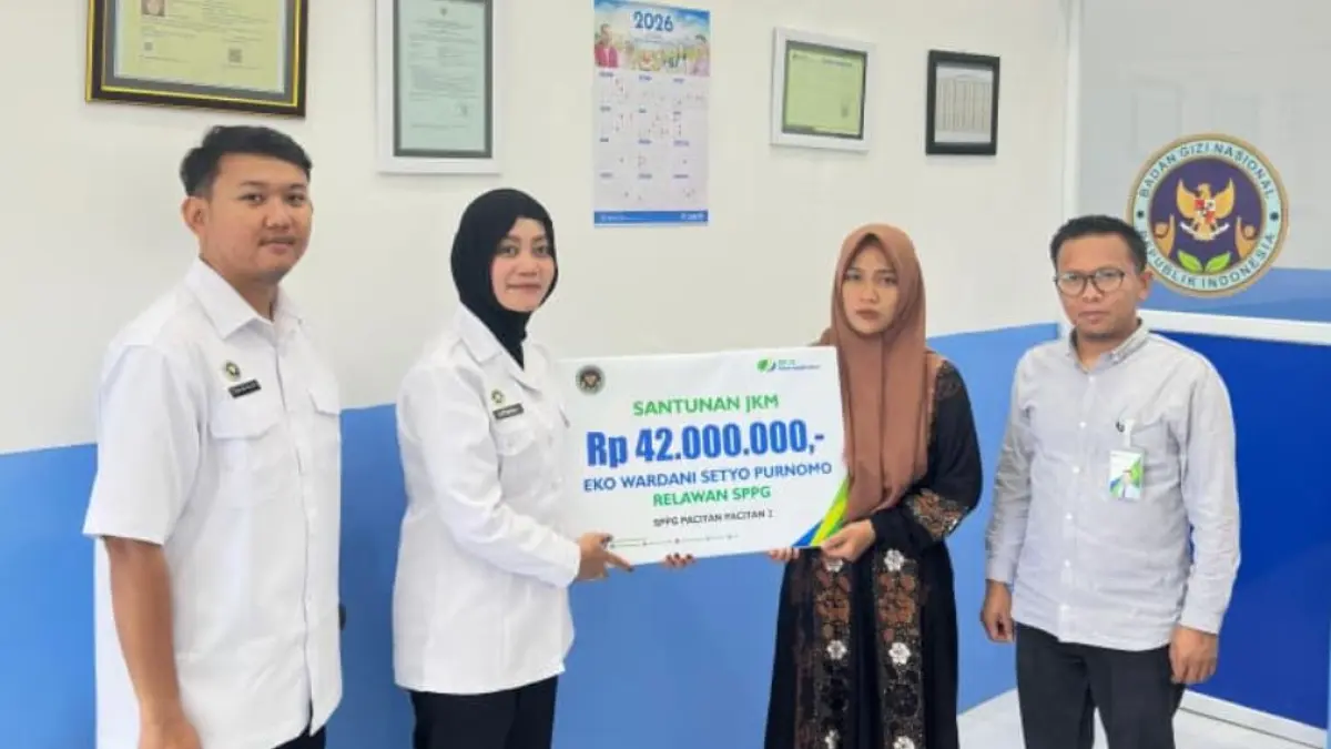 BPJS Ketenagakerjaan Pacitan memberikan santunan JKM kepada ahli waris relawan SPPG yang meninggal.