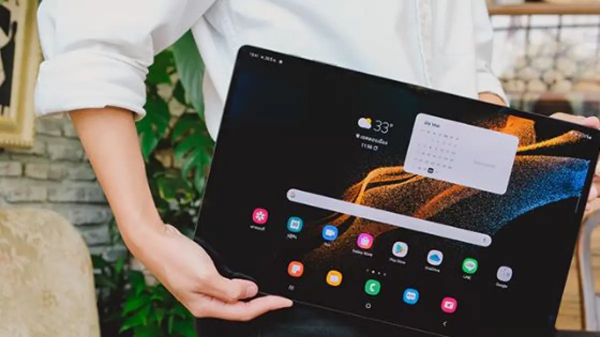 Ilustrasi tablet mirip laptop. 