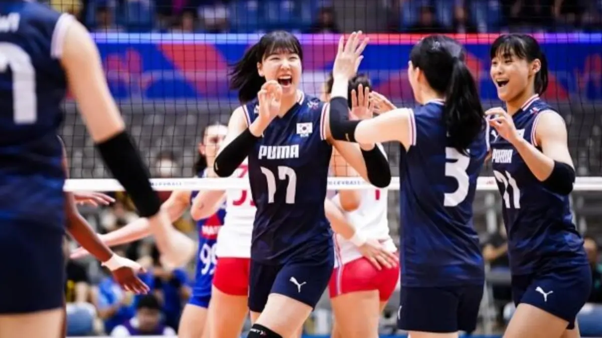 Jung Ho-young dan para pemain Timnas Voli Putri Korea selebrasi bersama. (FIVB)
