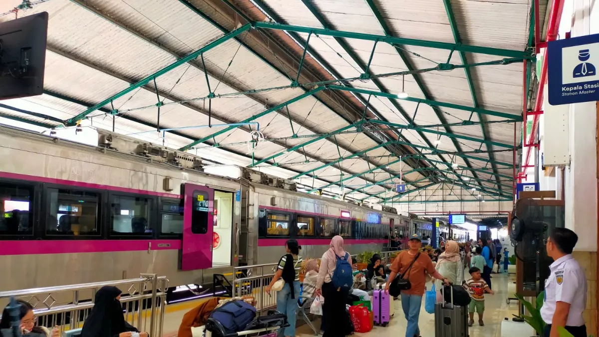 KAI memastikan operasional perjalanan kereta kembali normal setelah gangguan di emplasemen Stasiun Pasarsenen. FOTO: HUMAS KAI DAOP 7 MADIUN
