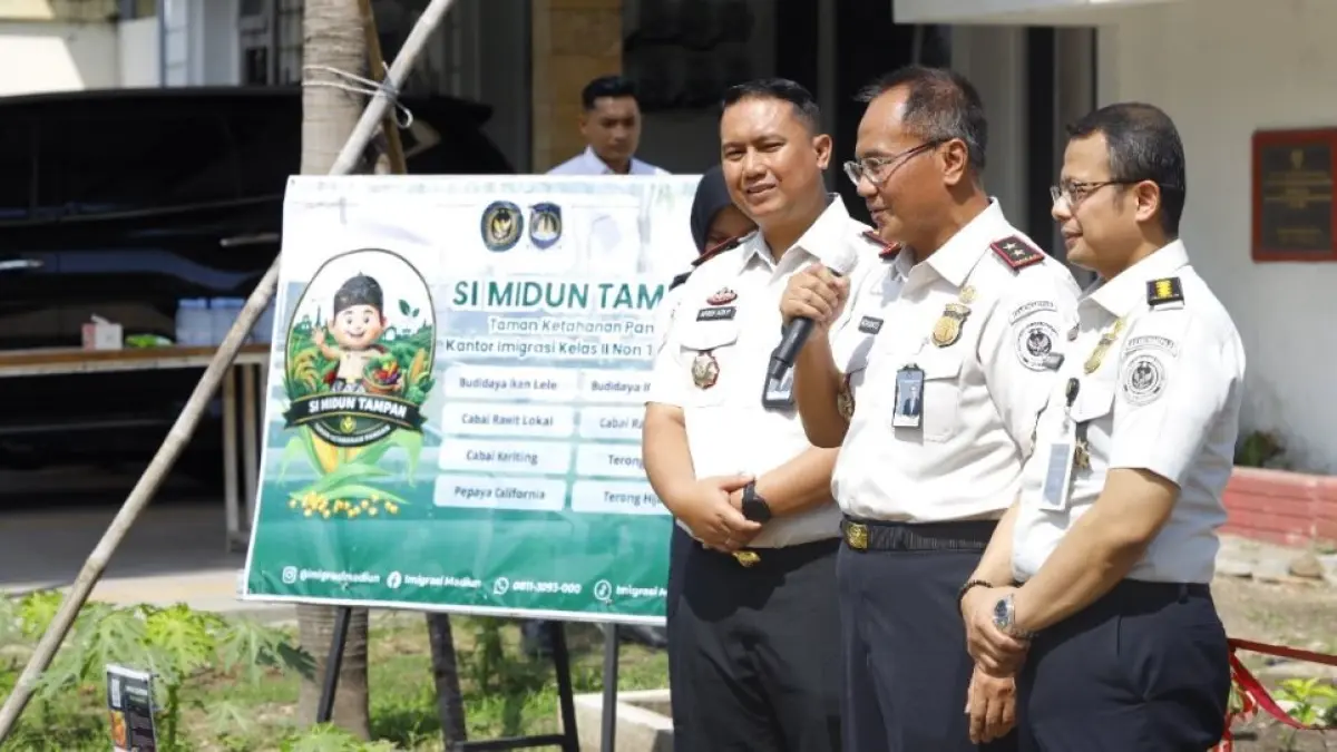 Kakanwil Ditjen Imigrasi Jatim Novianto Sulastono bersama Kepala Kantor Imigrasi Madiun Arief Adi Prayogo saat meresmikan SI MIDUN TAMPAN.