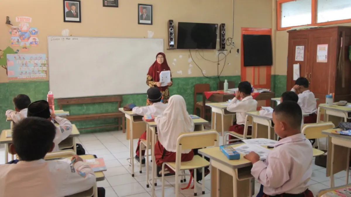 Kegiatan belajar mengajar di salah satu SD negeri di Magetan. Penghapusan guru honorer atau non-ASN mulai 2027 dikhawatirkan memicu krisis tenaga pendidik di sekolah dasar. AJI PUTRA/JAWA POS RADAR MAGETAN