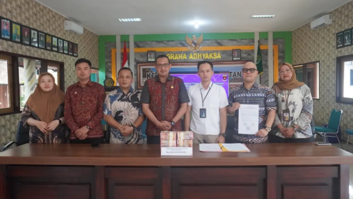 Kejari Pacitan menerima pengembalian kerugian negara Rp 566 juta dari terdakwa kasus korupsi proyek penanganan banjir Sungai Grindulu. FOTO: ISTIMEWA