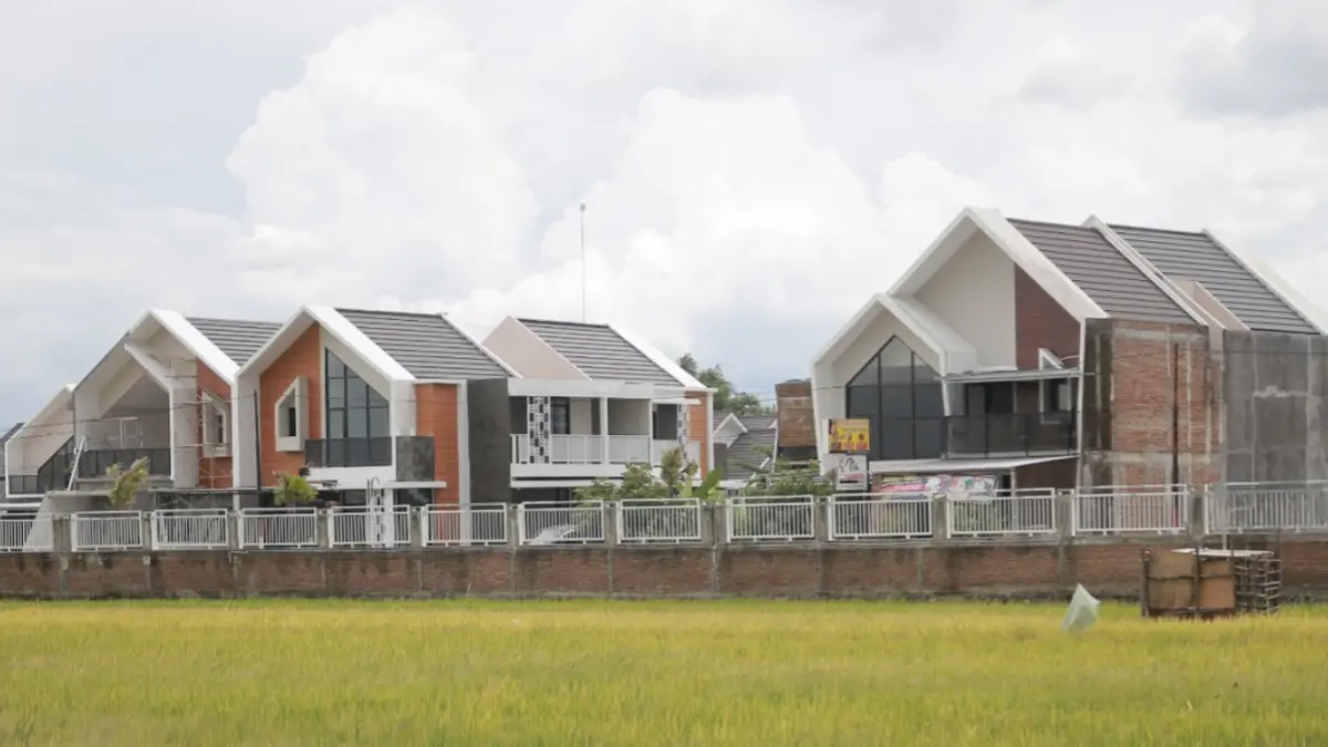 Kenaikan BI Rate menjadi 5,25 persen berpotensi menekan penjualan rumah komersial di Kota Madiun. BAGAS BIMANTARA/JAWA POS RADAR MADIUN