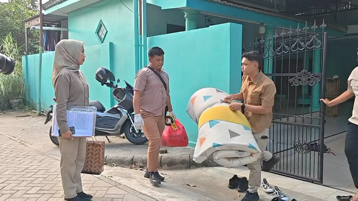 Petugas Satreskrim Polres Ponorogo mengamankan sejumlah barang bukti dari kamar pribadi JY, oknum pengasuh ponpes yang menjadi tersangka dugaan kasus asusila terhadap santri. FOTO: ISTIMEWA