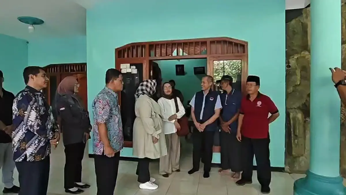 Plt Bupati Ponorogo Lisdyarita mengunjungi Ponpes Tahfidzul Quran Raden Wijaya di Desa Pulosari, Jambon, menyusul dugaan kasus asusila yang mencuat. SUGENG DWI N/JAWA POS RADAR PONOROGO