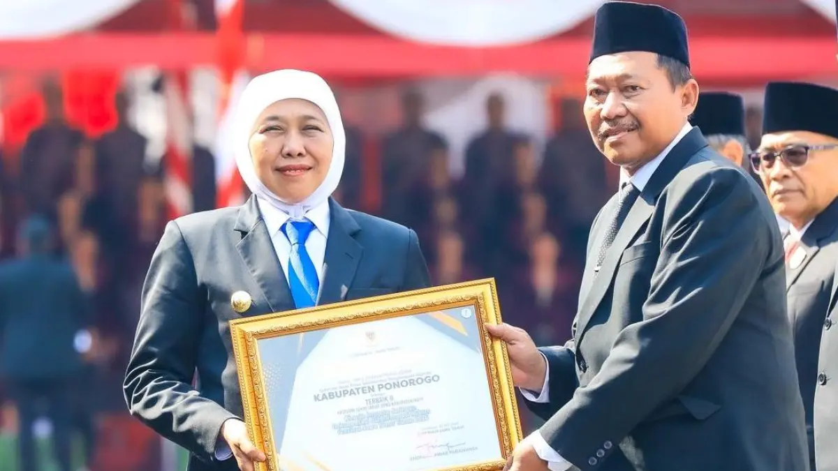 PRESTASI: Gubernur Jawa Timur, Khofifah Indar Parawansa menyerahkan penghargaan Juara II JDIH Award Jatim kepada Ketua DPRD Ponorogo Dwi Agus Prayitno Rabu (20/5). (DPRD UNTUK JAWA POS RADAR PONOROGO)&nbsp;