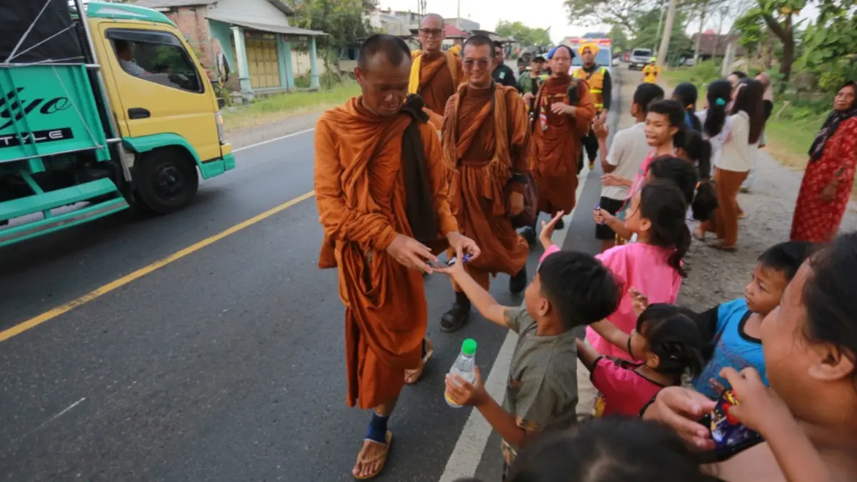 Sebanyak 57 biksu peserta Indonesia Walk for Peace 2026 diberangkatkan dari Pendopo Ronggo Djumeno Caruban untuk melanjutkan perjalanan spiritual menuju Borobudur. BAGAS BIMANTARA/JAWA POS RADAR MADIUN