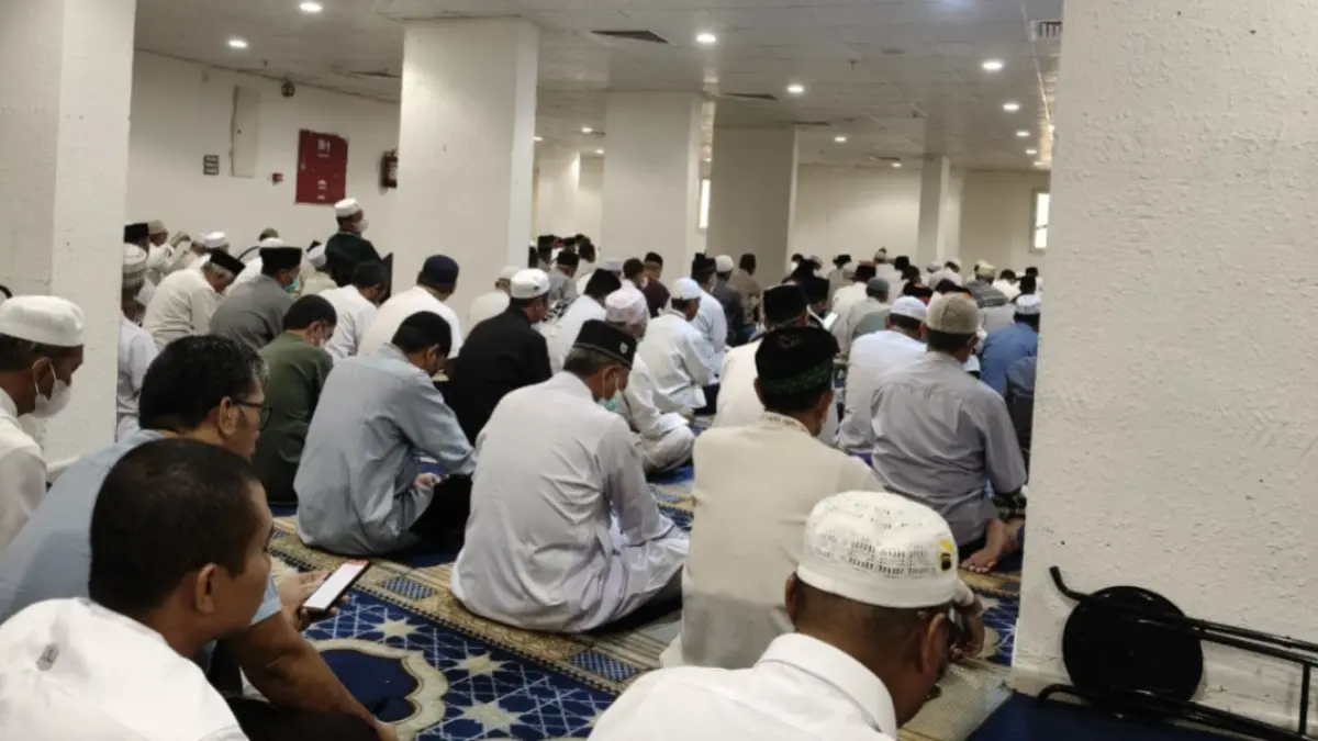 Calon jemaah haji Kota Madiun melaksanakan ibadah di area hotel di Makkah menyusul cuaca panas ekstrem dan tingginya kepadatan Masjidilharam. FOTO: ISTIMEWA