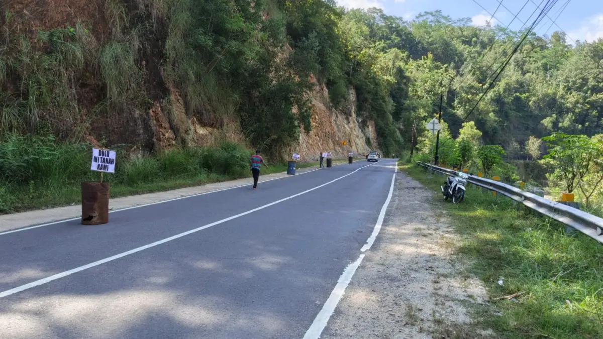 Drum dan spanduk yang sempat dipasang warga di jalur Pacitan–Ponorogo disingkirkan karena dinilai membahayakan pengguna jalan. DOK RADAR PACITAN