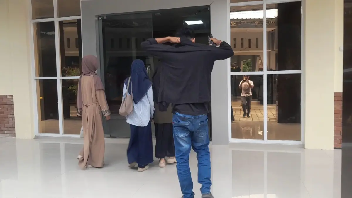 Perwakilan ormas Yakuza Maneges Ngawi saat mendampingi para korban dugaan kekerasan seksual di Mapolres Ngawi. Mereka mendesak kepolisian mengusut tuntas tindakan bejat oknum pengasuh ponpes di Walikukun. (FOTO: ASEP SYAEFUL BACHRI/JAWA POS RADAR NGAWI)
