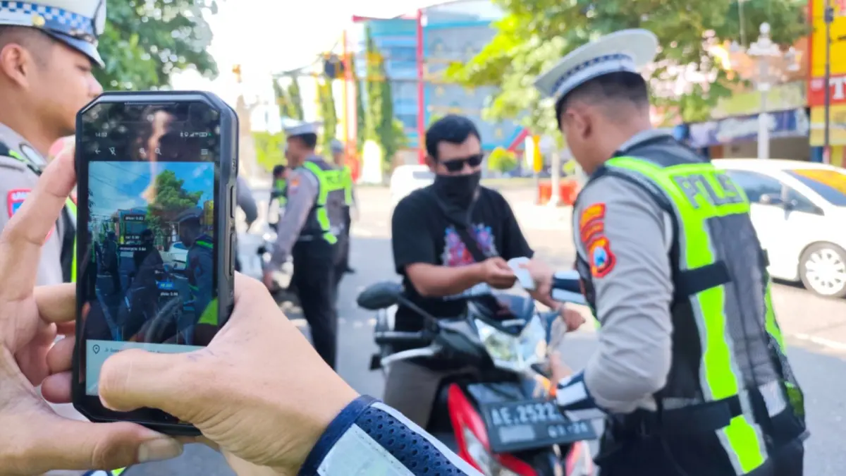 Petugas Satlantas Polres Ponorogo melakukan patroli dan penindakan pelanggaran lalu lintas menggunakan ETLE Mobile Handheld dan smart glasses. DOK JAWA POS RADAR MADIUN