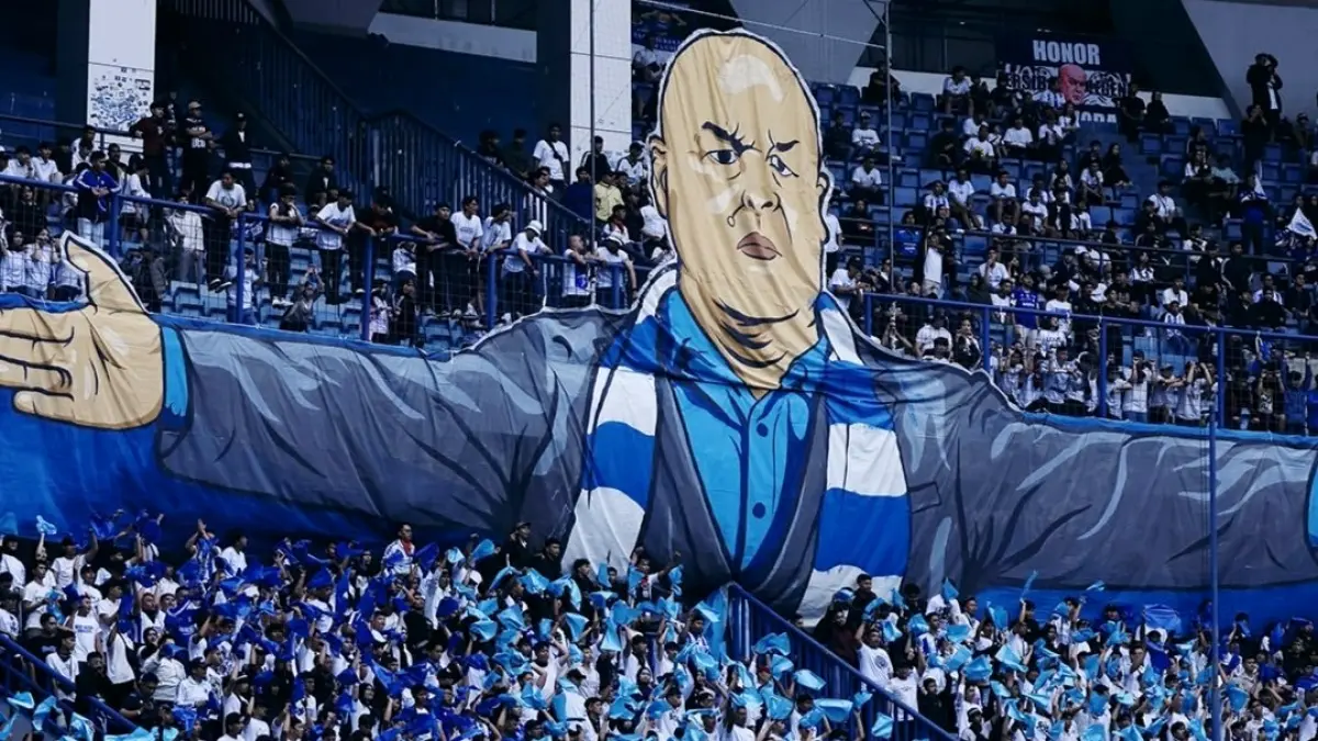 SEJARAH BARU: Bobotoh membentangkan koreo Bojan Hodak sebagai bentuk apresiasi kepada pelatih yang mebawa Persib juara tiga kali berturut-turut. (IG @persib)