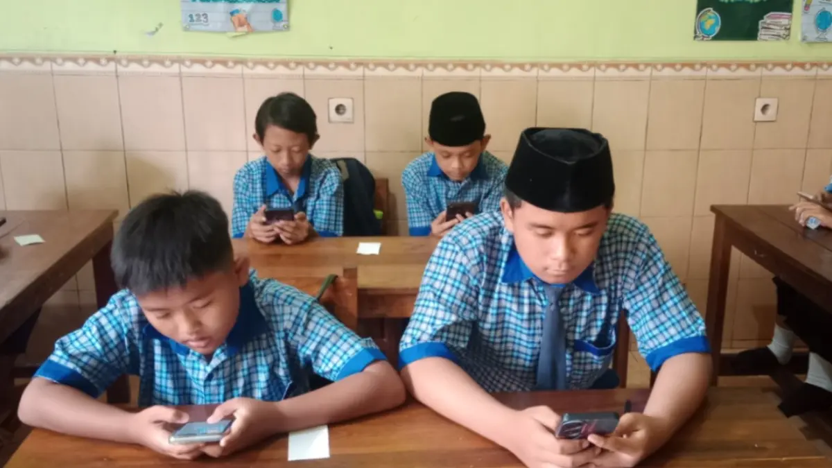 Aktivitas belajar siswa SMP di Pacitan. Dindik menegaskan PSAJ bukan satu-satunya penentu kelulusan siswa. NUR CAHYONO/JAWA POS RADAR PACITAN