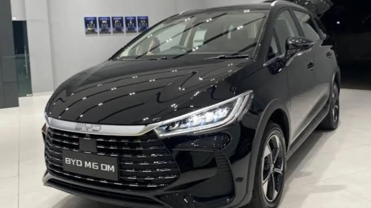 BYD M6 DM-i menggunakan teknologi PHEV atau Plug-in Hybrid Electric Vehicle.