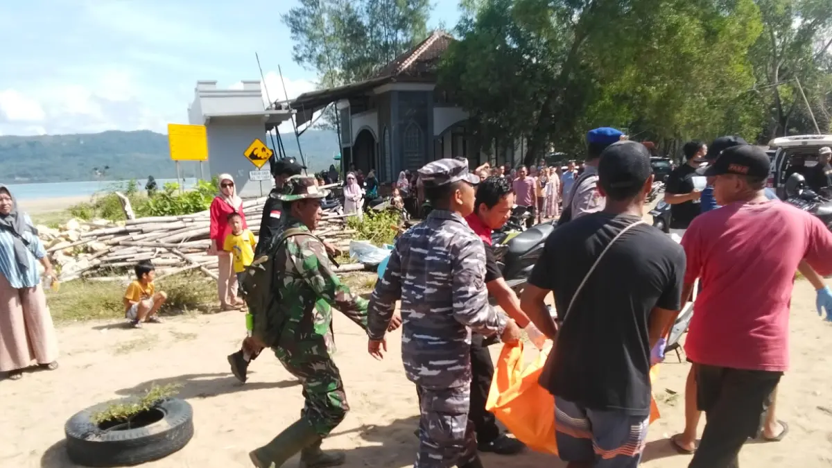 Petugas mengevakuasi korban tenggelam di kawasan Pantai Pancer Door, Pacitan, setelah ditemukan mengapung di laut. NUR CAHYONO/JAWA POS RADAR PACITAN