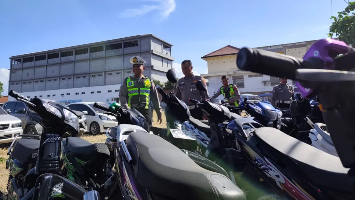 Petugas Satlantas Polres Ponorogo mengamankan kendaraan berknalpot brong yang diduga digunakan untuk balap liar. FOTO: ISTIMEWA