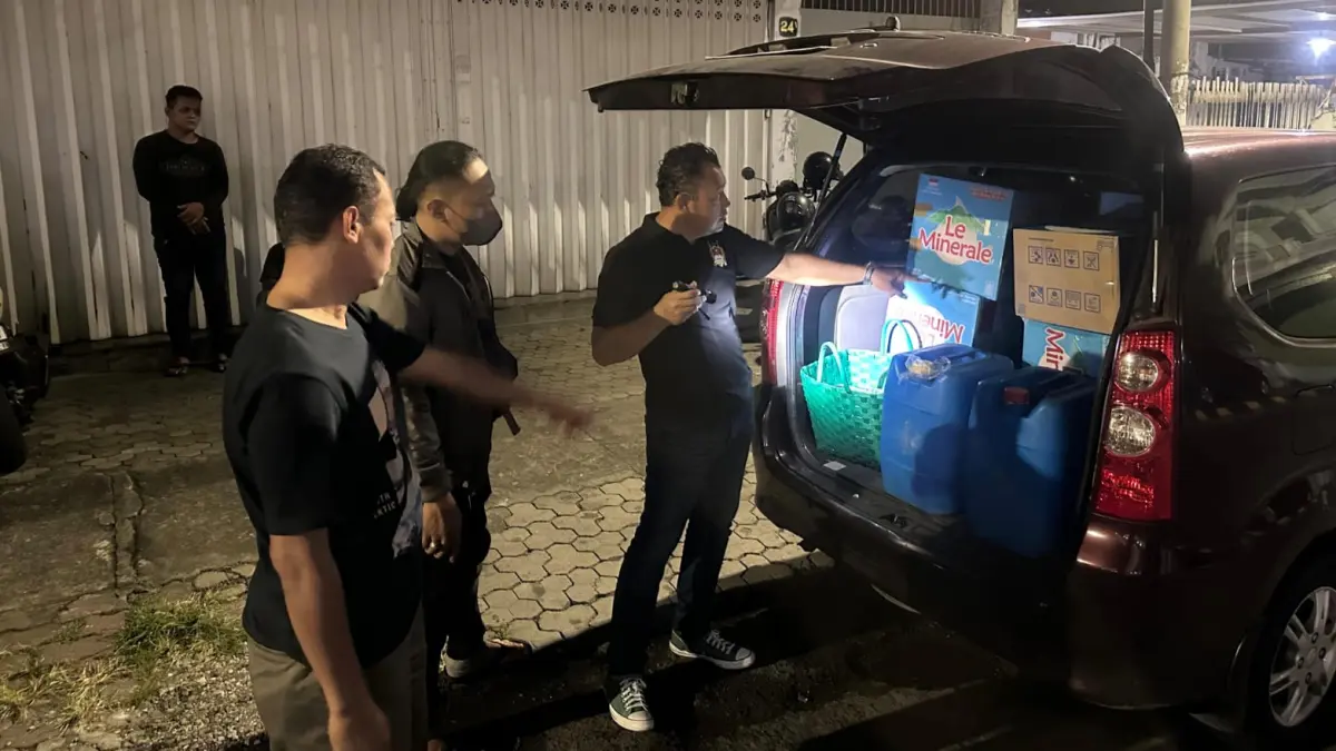 Petugas Satresnarkoba Polres Madiun Kota menunjukkan barang bukti arak jowo yang disita dari peredaran ilegal. FOTO: SATRESNARKOBA POLRES MADIUN KOTA