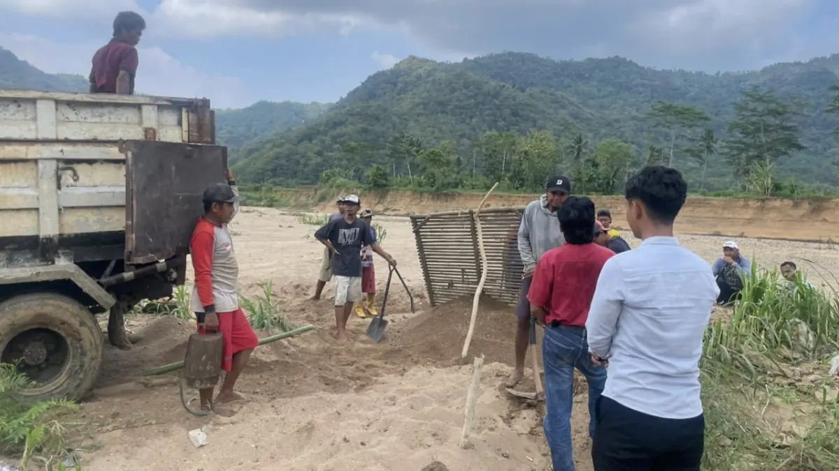Aktivitas tambang pasir di aliran Sungai Grindulu berhenti total setelah penutupan oleh aparat kepolisian. NUR CAHYONO/JAWA POS RADAR PACITAN