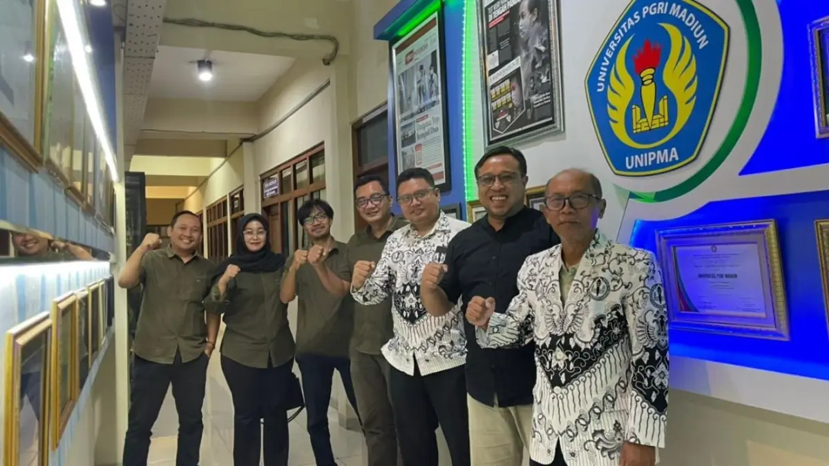 Direktur Jawa Pos Radar Madiun Ockta Prana Lagawira (dua dari kanan) dan manajemen bersama Rektor UNIPMA Supri Wahyudi Utomo (paling kanan) didampingi Wakil Rektor Jeffry Handhika (tiga dari kanan), Senin (25/5).