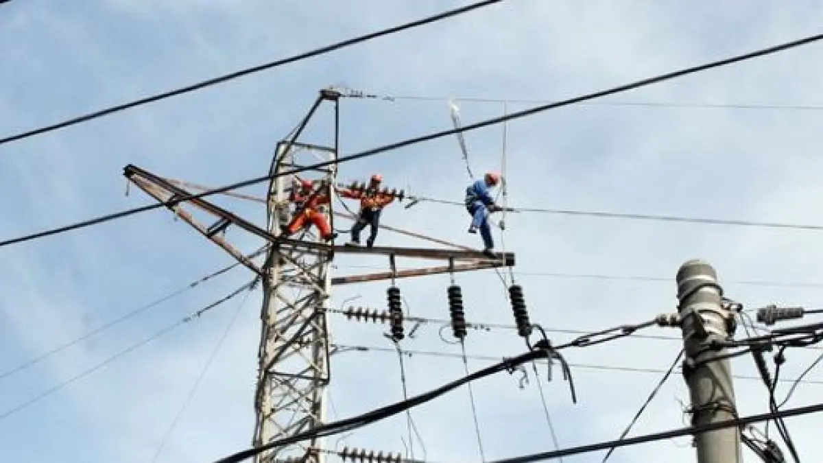 ILUSTRASI: Kabel SUTET putus, dampaknya Sumatera gelap. (FOTO ILUSTRASI ANTARA)
