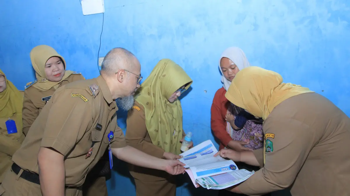 INTERVENSI: Bupati Nanik Endang Rusminiarti memberikan bantuan protein kepada balita penerima program Anting Emas. (AJI PUTRA/RADAR MADIUN)